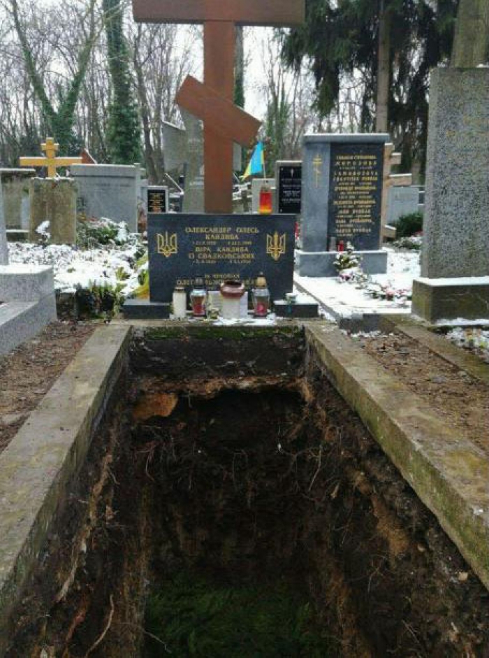 Який стосунок міжнародний скандал з ексгумацією Олександра Олеся має до Ужгорода