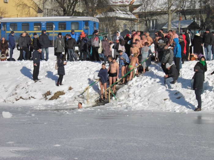 Закарпатці святкують, рятувальники працюють - в області діє 15 постів