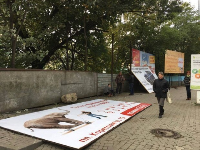 Останній пішов... Незаконні рекламоносії в Ужгороді демонтували повністю