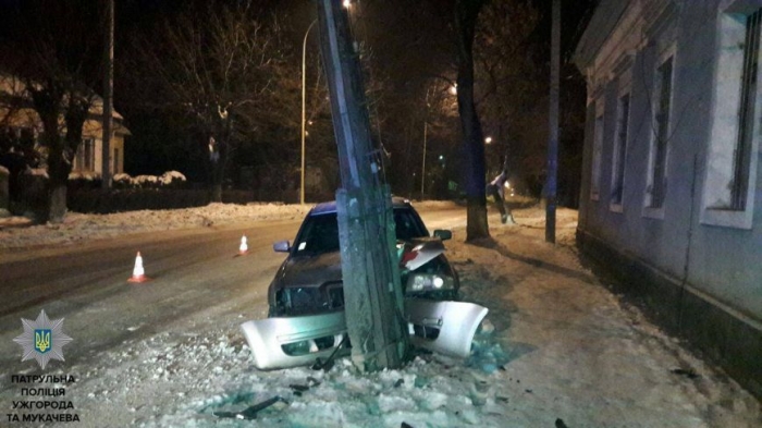 ДТП в Ужгороді: "Skoda SuperB" "обійняла" електроопору