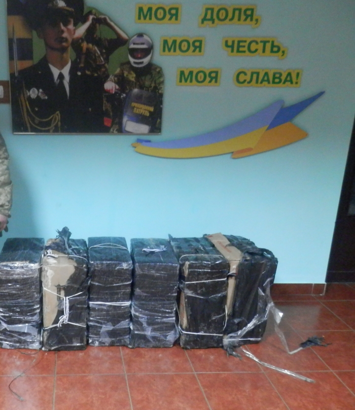Закарпатські контрабандисти ховали сигарети під снігом 