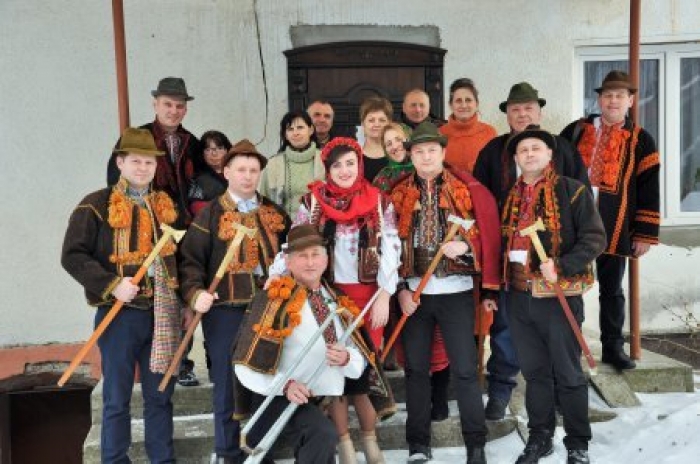 Депутати-колядники на Рахівщині збирають гроші хворим дітям