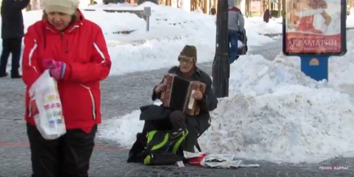 Мукачівський колядник згадав дитинство і не боїться морозу