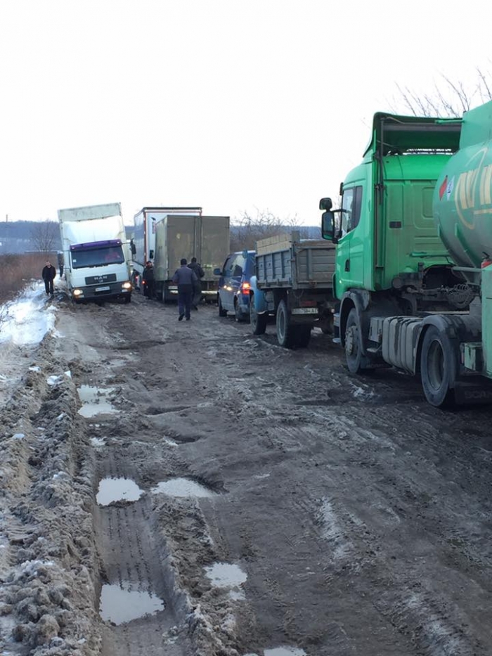 Разом зі снігом з Берегівської об'їзної в Мукачеві стікають рештки асфальту