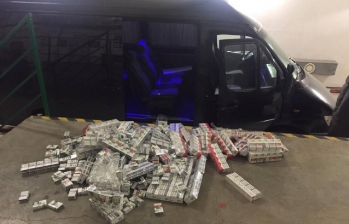Під панеллю буса на КПП "Ужгород" виявили 70 блоків сигарет