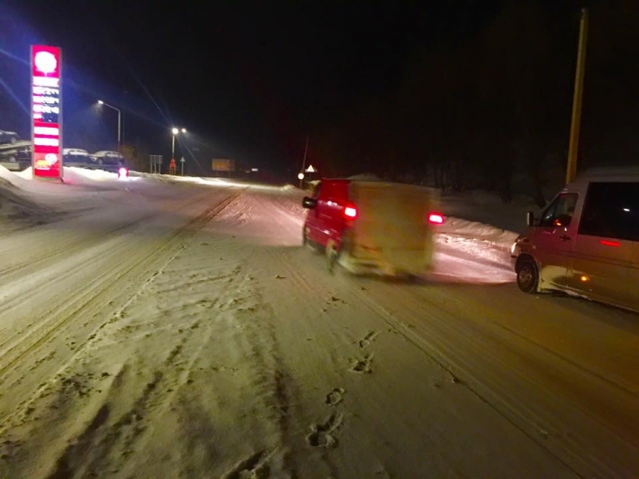 Водіям: закарпатські перевали знову замело, техніки не видно