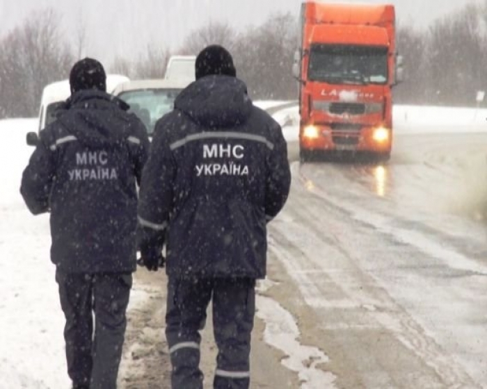 Перевали на Закарпатті занесло снігом: Москаль просить водіїв не ризикувати