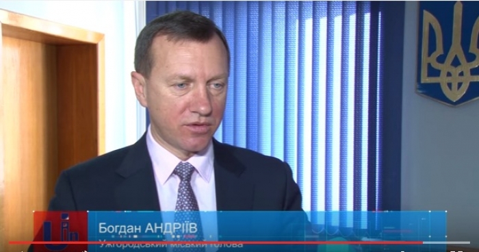 Місто чистять! Ужгородські підприємці колють лід, щоб не платити штрафу, а мер просить не залишати машини на дорозі