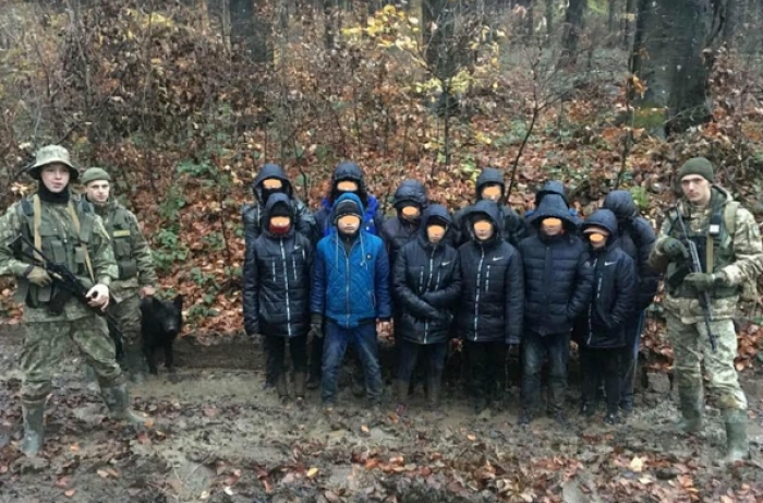 На Закарпатті розшукують провідників затриманої групи нелегалів-азіатів