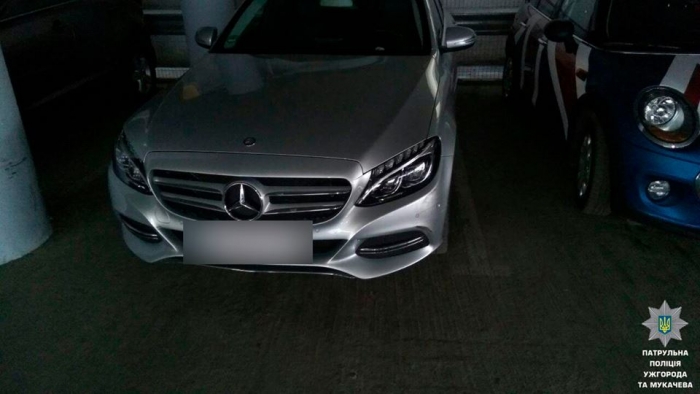 В Ужгороді шукають водія, що здійснив наїзд на припарковане авто марки «Toyota Avensis» і втік