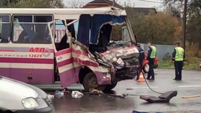 Закарпатець на "Шкоді" врізався у рейсовий автобус