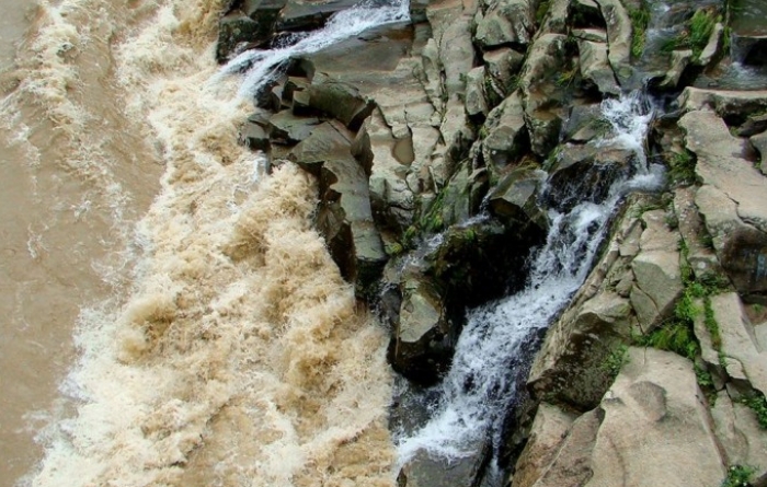 У Карпатах мало не зірвався з дороги в глибоку ущелину "Volkswagen Transporter"