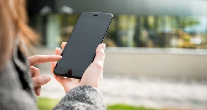 Юна закарпатка поцупила "мобілку" у мешканки міста Лева прямо на вулиці!