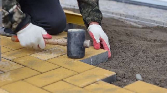 В Ужгороді ліквідовують стихійні сміттєзвалища, мостять ФЕМ-плитку, ремонтують вулиці та покрівлі житлових будинків
