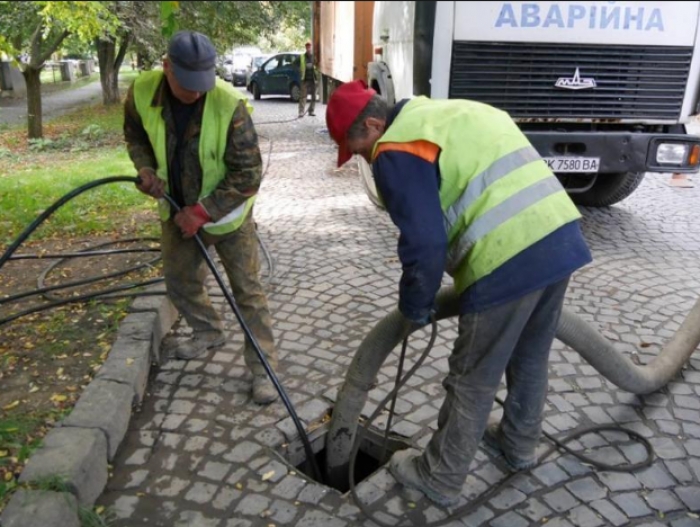 Що і де сьогодні "чинять" ужгородські комунальники?