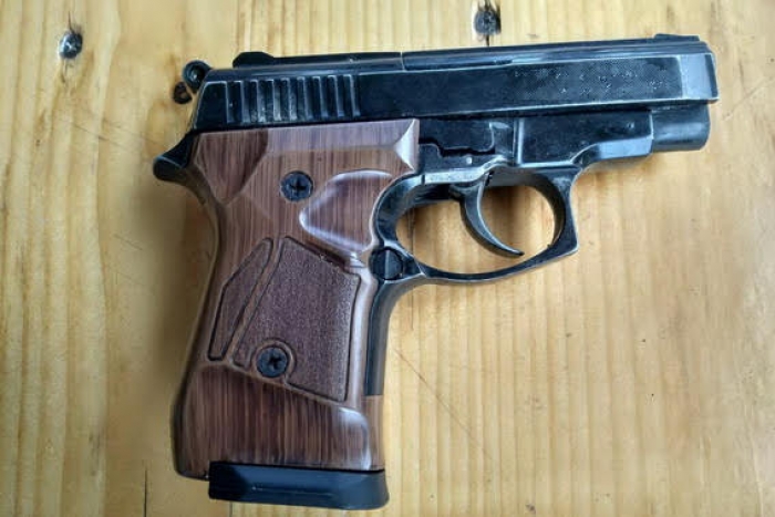 Закарпатець "переконує" поліцейських, що бойовий пістолет він купив у Євросоюзі