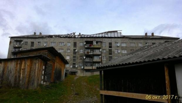 Житлова багатоповерхівка в Ясіня через буревій залишилася без даху