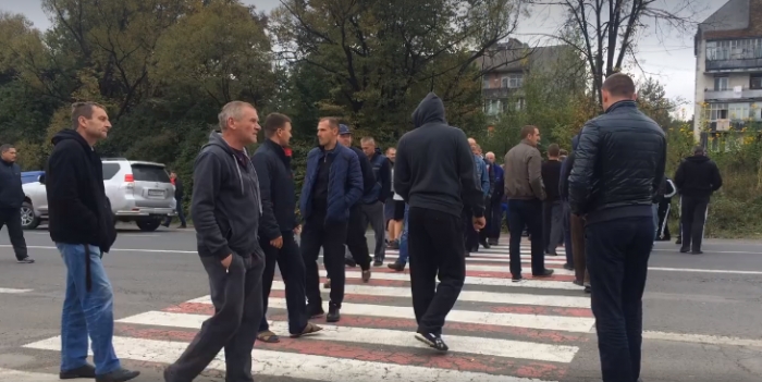 Керманичі фур із затору перед кордоном перекрили рух в Ужгороді