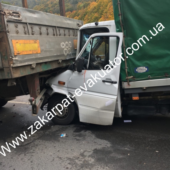 Три автівки не розминулися на закарпатській трасі
