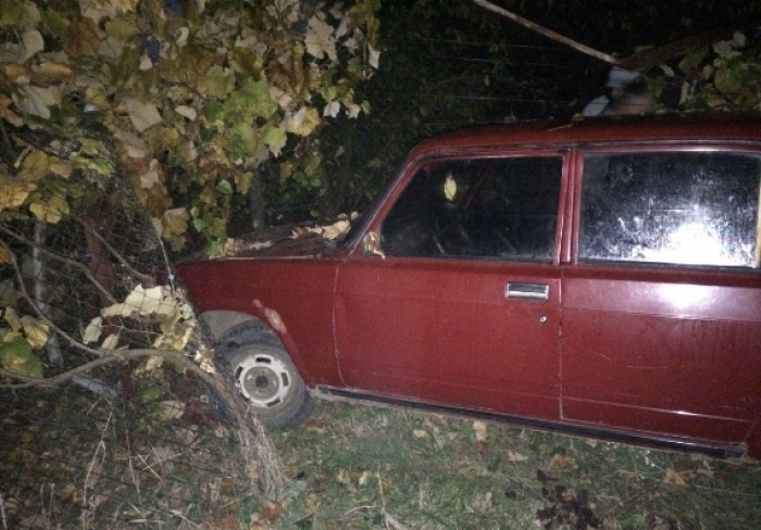 На Ужгородщині чоловік, що сів за кермо напідпитку, "поцілувався" з огорожею