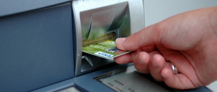 Мукачівка вкрала в пенсіонера документи та банківську картку, з якої зняла майже 2 тисячі гривень