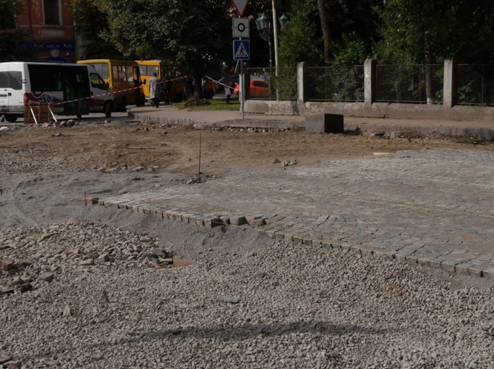 Які роботи проводять в Ужгороді комунальники та підрядні організації