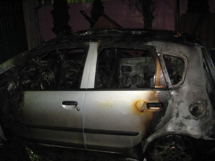 Джип на польських номерах згорів у райцентрі на Закарпатті