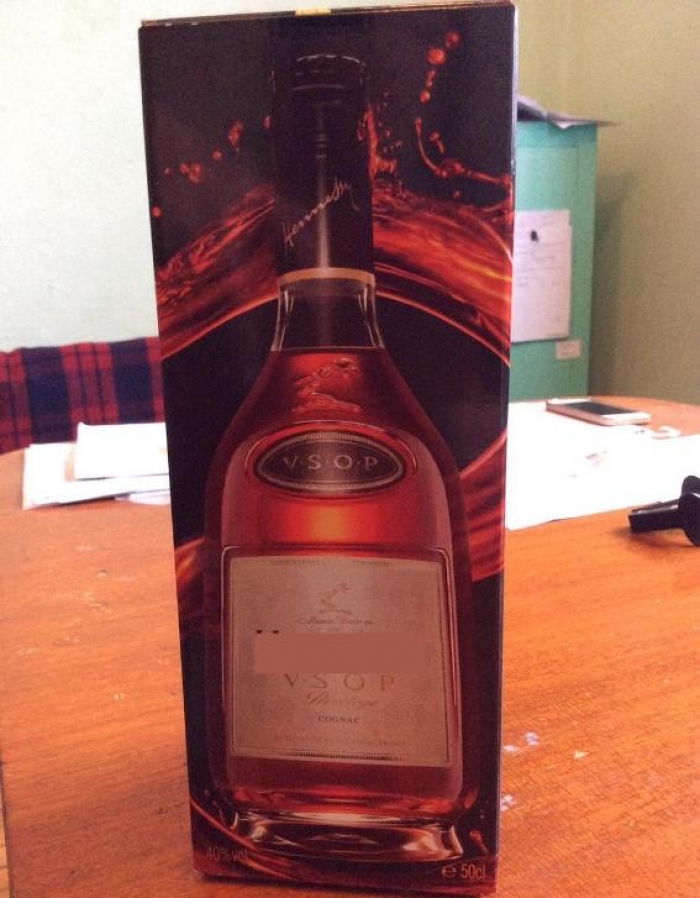 Відвідувач магазину в місті над Латорицею схопив пляшку наддорогого коньяку і дав драла!