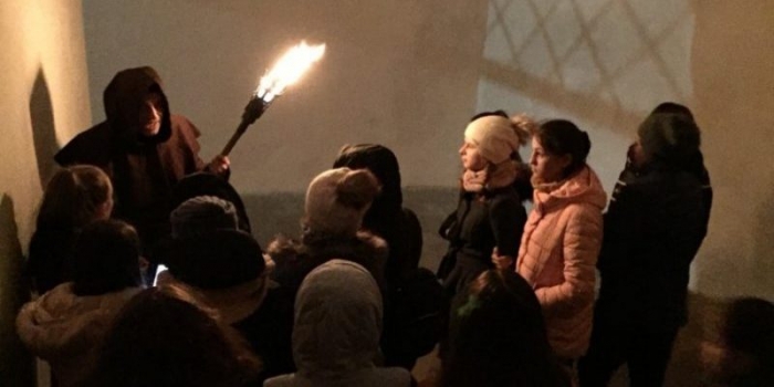 Загадковий "монах" розповів студентам історію Мукачівського замку "Паланок"