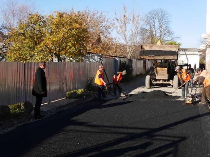 Сьогодні в Ужгороді асфальтували провулок Приютський