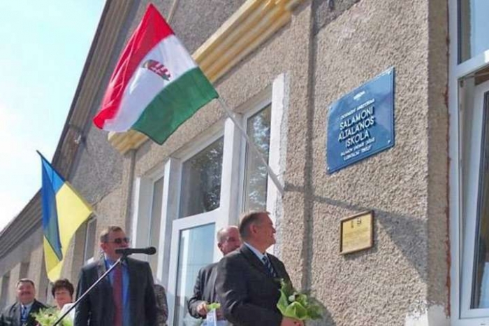 Українські угорці мали б вільно розмовляти й на мові держави, громадянами якої вони є