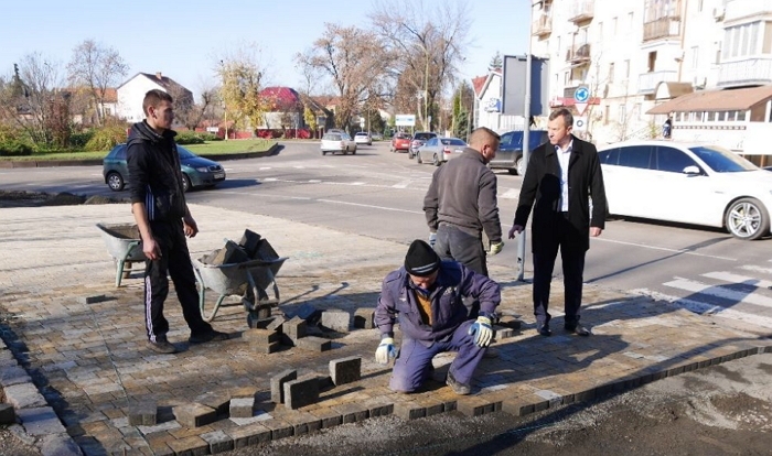 В Ужгороді ремонтують тротуари на площі Дружби народів — капітально!