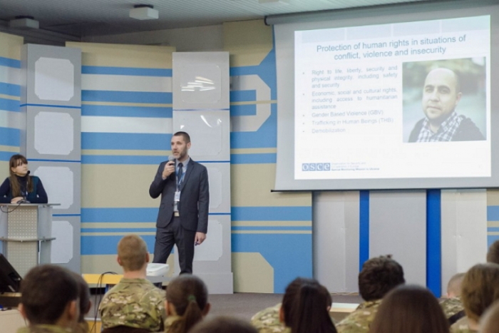 Представники ОБСЄ розповіли студентам УжНУ про складнощі роботи на території військових дій