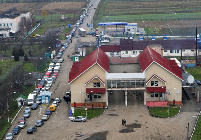 Мукачівські "зелені кашкети" зупинили на кордоні авто, розшукуване Інтерполом