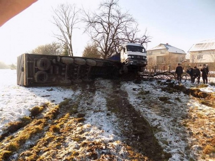 "Карколомна" ДТП на трасі Київ-Чоп, на щастя, обійшлася без людських жертв