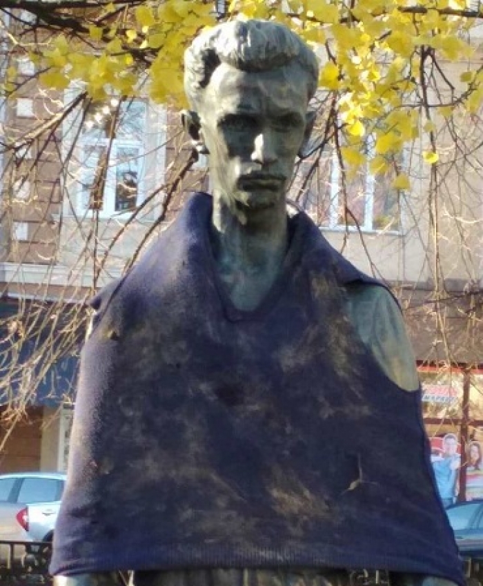 Дітей, які одягли футболку на пам’ятник Петефі в Ужгороді, встановили