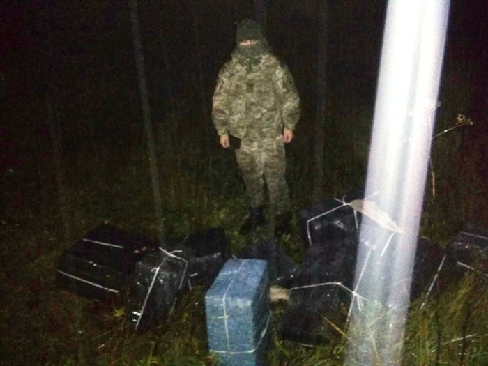 Не донесли: контрабандисти, втікаючи від прикордонників, "загубили" цигарок на 55 тисяч гривень