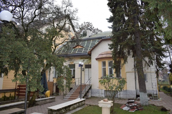 В Ужгороді ремонтують покрівлю міського відділу РАЦСу за 295 тисяч гривень