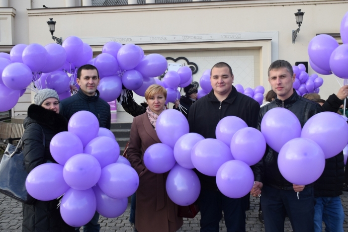 Вулична акція в Ужгороді: «Бузкова стрічка. Вільні від страху – вільні від насилля»