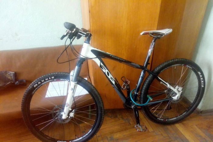 Щипцями «перекусив» замок: крадій поцупив велосипед з велостоянки у Мукачеві