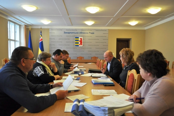 Закарпатські депутати продовжують вивчати проекти рішень, що пропонуються на розгляд 9 сесії облради