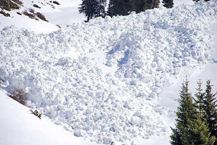 Закарпатцям радять не йти в гори – "лавинить"