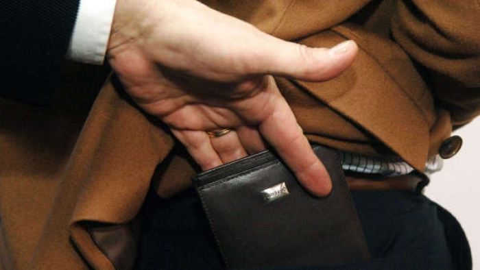 У розважальному закладі від ужгородця "потягнули" гаманець з 10-ма тисячами гривень