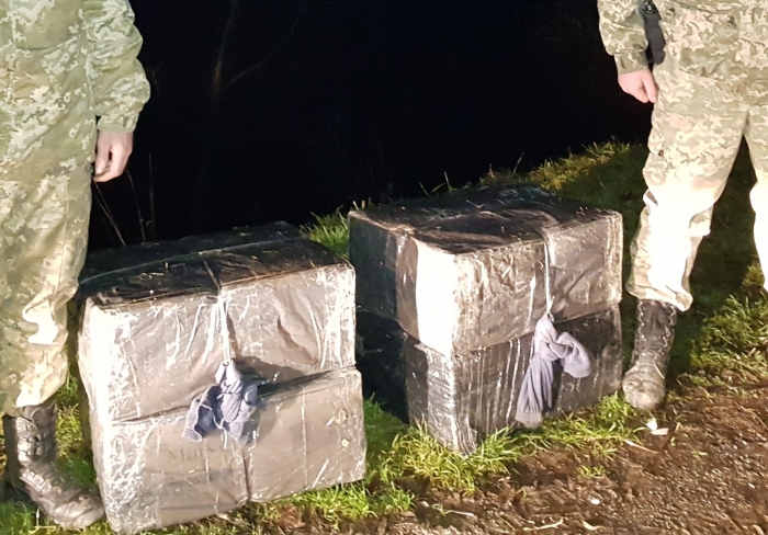 Контрабандисти на Закарпатті "подарували" прикордонникам майже 2000 пачок цигарок