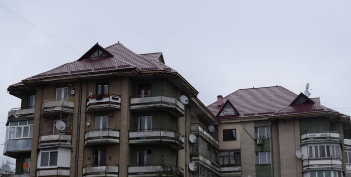 В Ужгороді завершують капремонт покрівлі багатоповерхівки на проспекті Свободи, 7/26