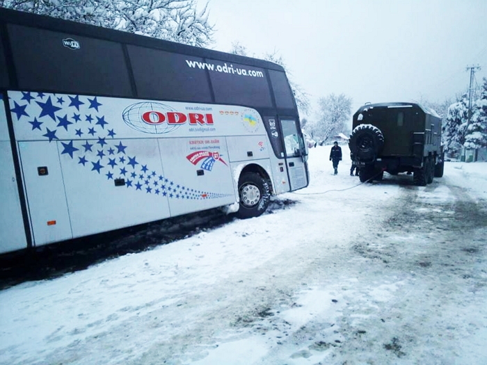 "Неоплан" з 46 подорожуючими злетів із засніженої траси на Закарпатті