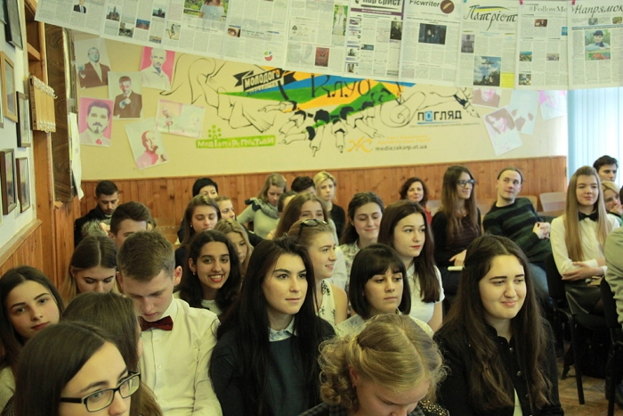 Перші свої творчі доробки захищали "першачки"-журналісти УжНУ