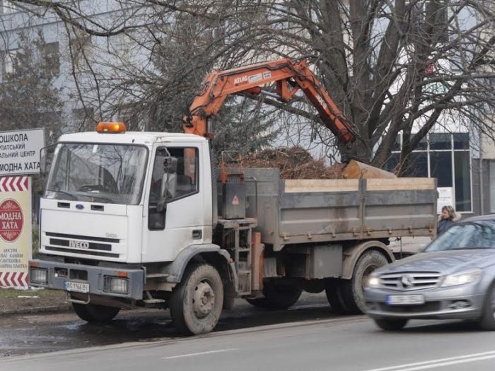 Де і що роблять сьогодні комунальники та інші служби у місті Ужгороді?