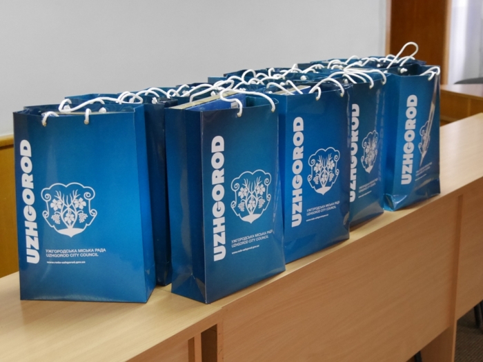 Рідні загиблих воїнів АТО отримали невеличкі презенти від Ужгородської міської ради