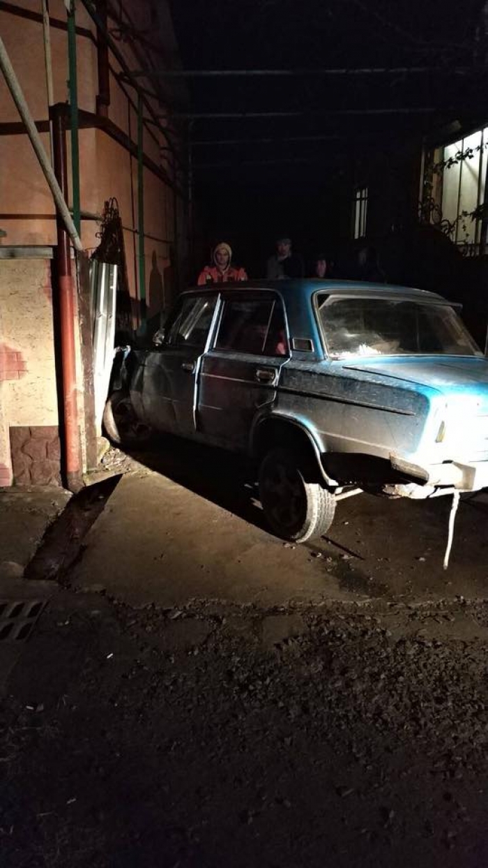 На Мукачівщині "Жигуль" "припаркувався" на газовій трубі